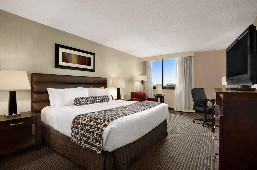 Crowne Plaza Columbus North - Worthington By Ihg Hotel Exterior photo
