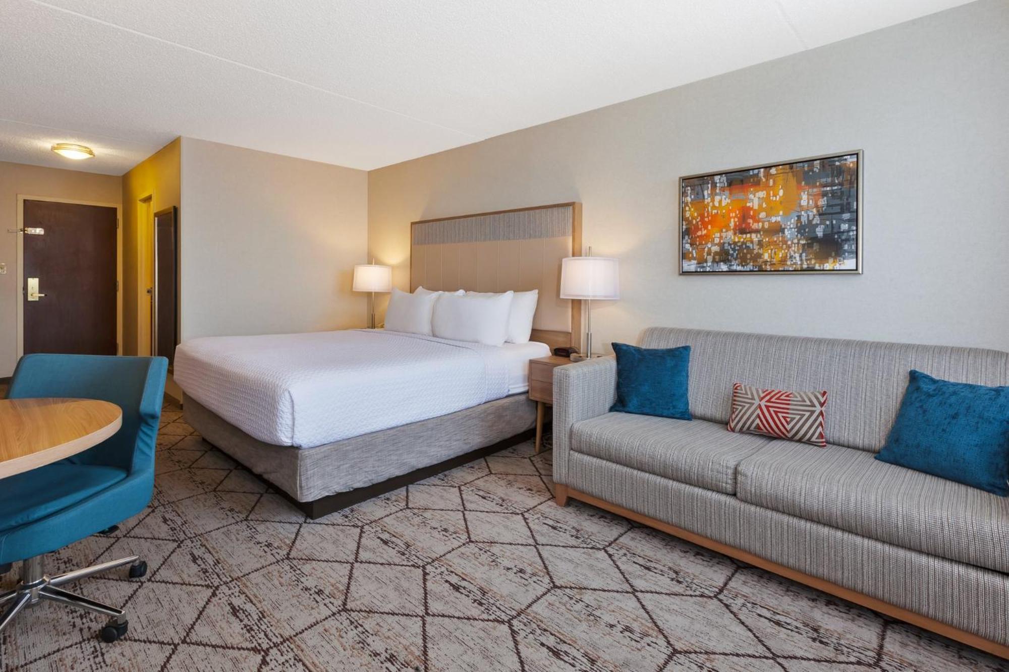 Crowne Plaza Columbus North - Worthington By Ihg Hotel Exterior photo
